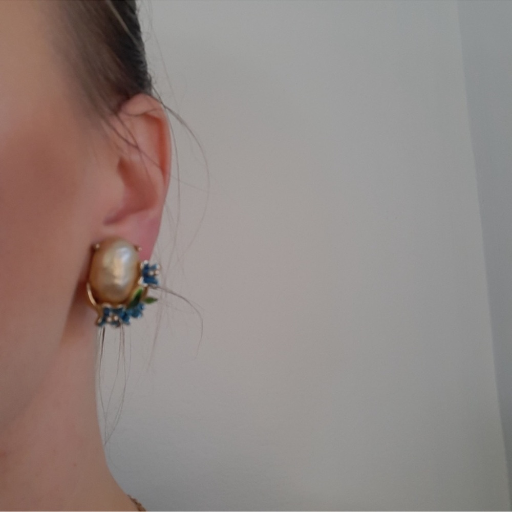 Vintage large pearl flowers clip on earrings